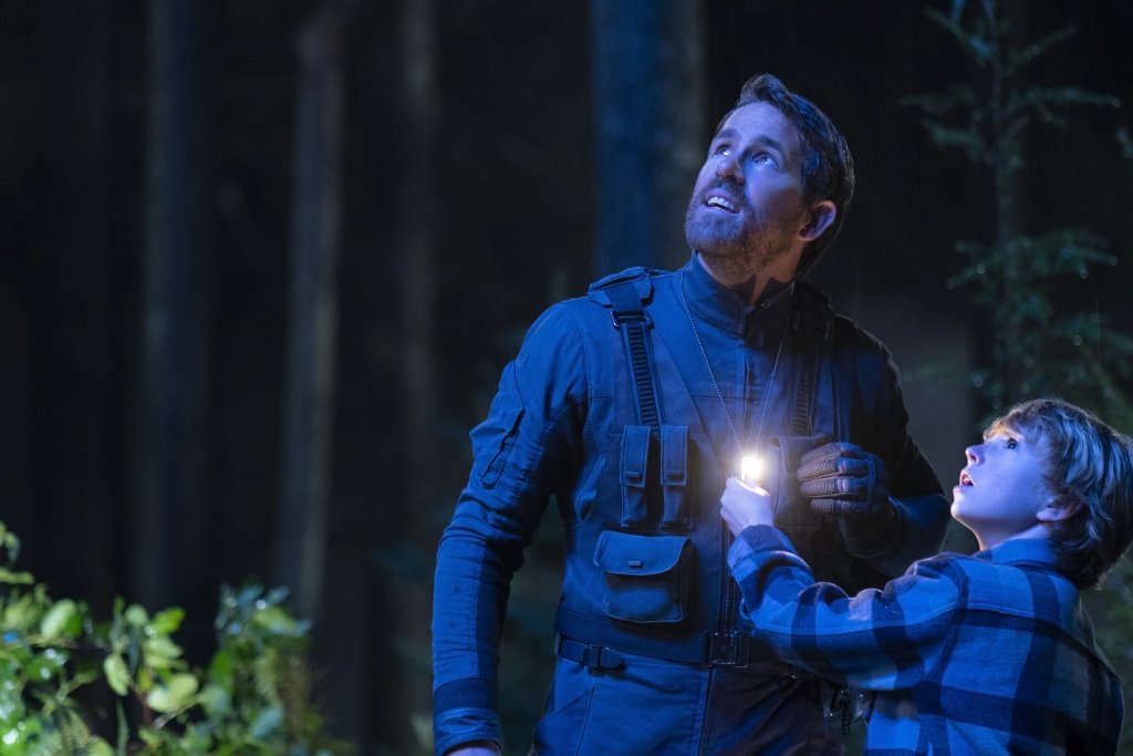 The Adam Project (L to R) Ryan Reynolds as Big Adam and Walker Scobell as Young Adam. Cr. Doane Gregory/Netflix © 2022