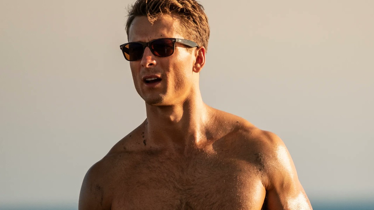 glen powell in top gun: maverick . to star in homewreckers