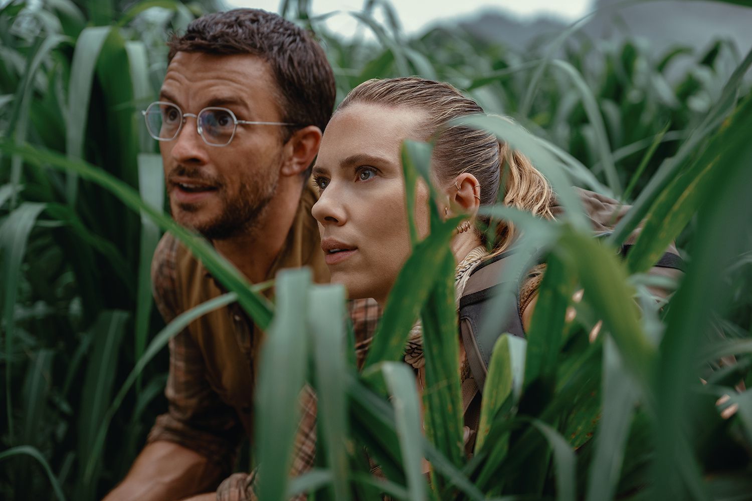 jonathan bailey and scarlett johansson in trailer for jurassic world rebirth