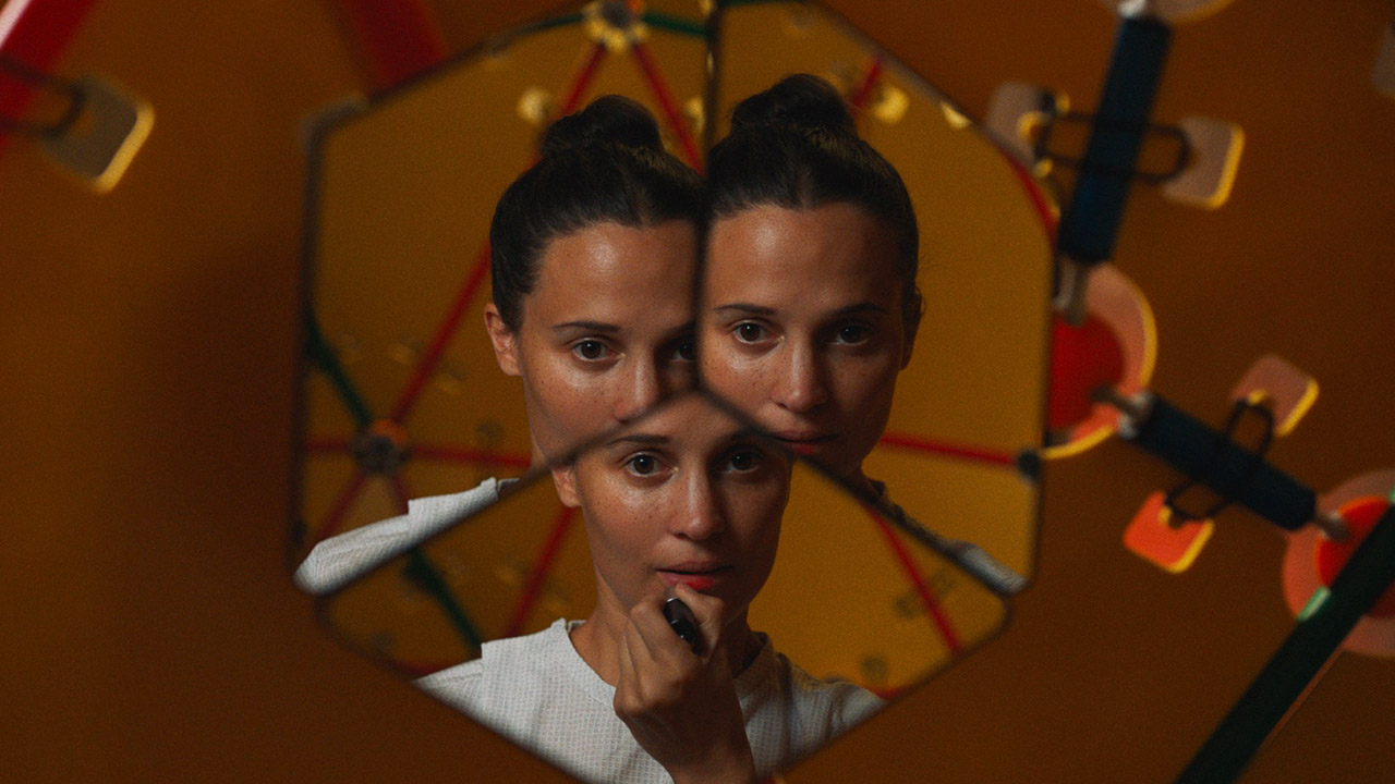 alicia vikander as the assessor in the assessment trailer